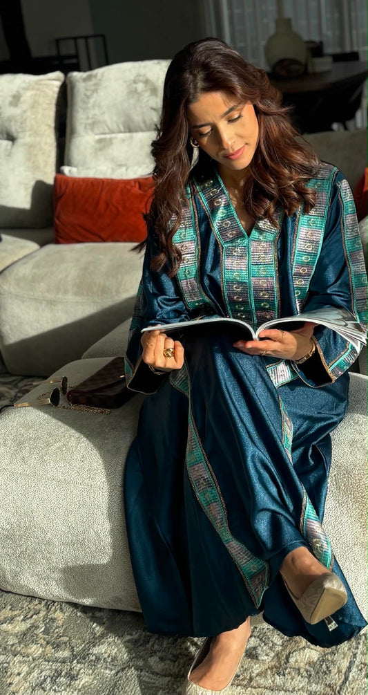 Robe longue satinée brodée - Bleu pétrole