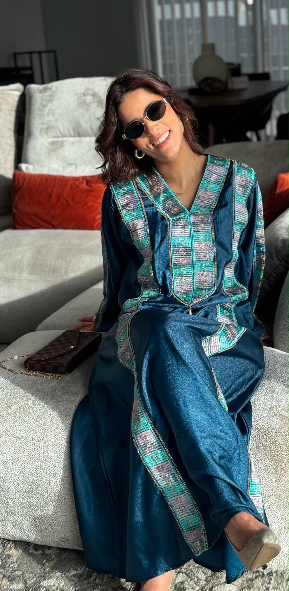 Robe longue satinée brodée - Bleu pétrole