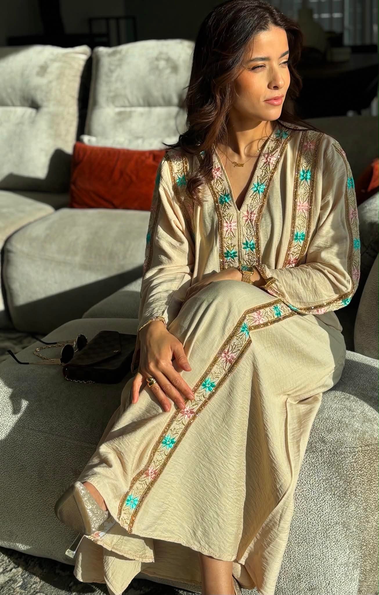 Robe longue évasée brodée - Beige