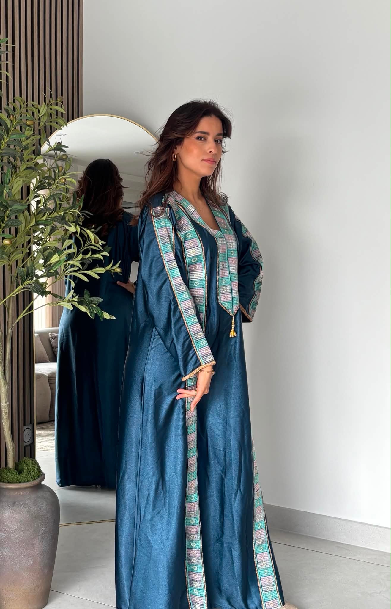 Robe longue satinée brodée - Bleu pétrole