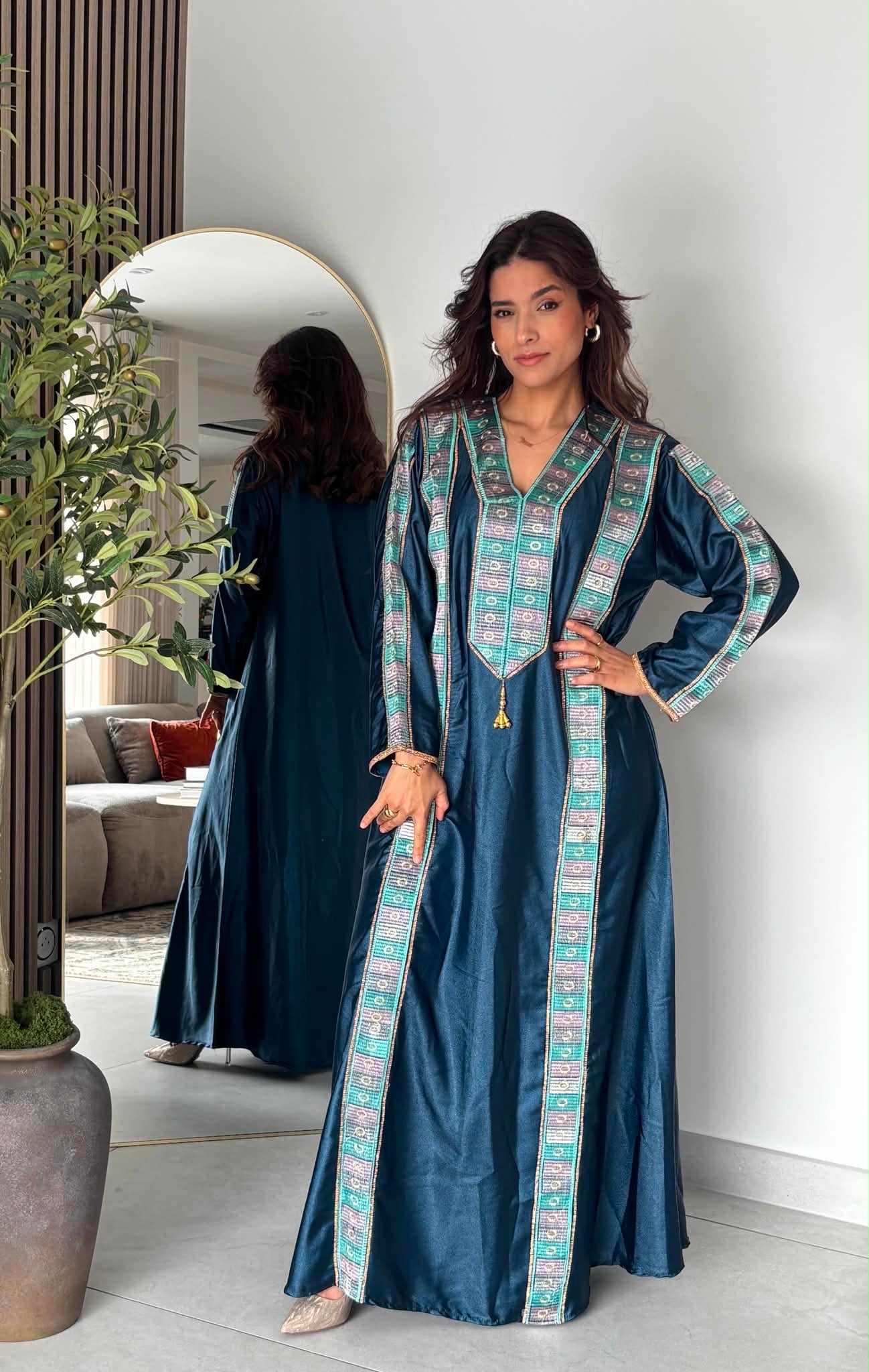 Robe longue satinée brodée - Bleu pétrole