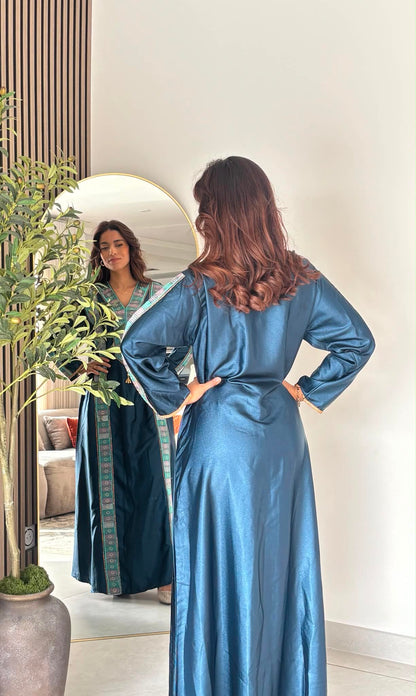 Robe longue satinée brodée - Bleu pétrole