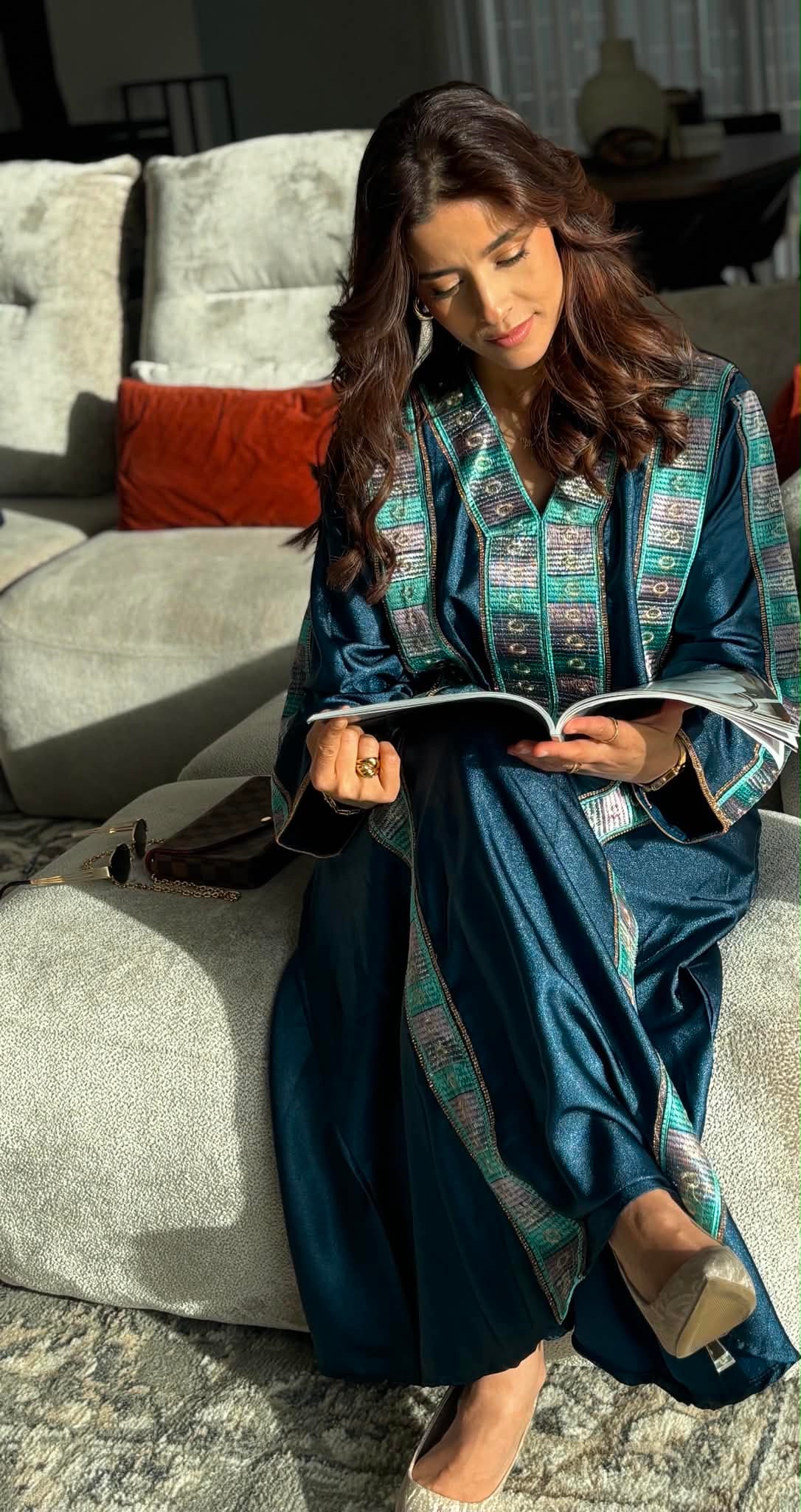 Robe longue satinée brodée - Bleu pétrole