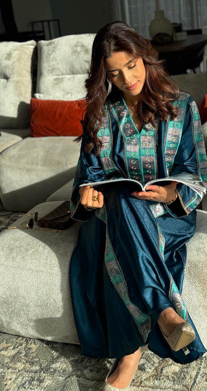 Robe longue satinée brodée - Bleu pétrole